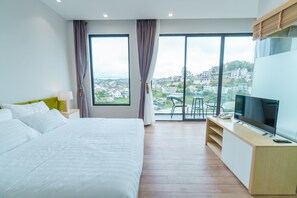 Camera Deluxe, balcone, vista città | Una scrivania, tende oscuranti, ferro/asse da stiro