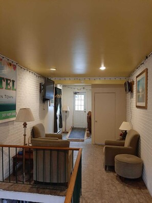 Lobby lounge - Clarysville Motel (Frostburg)
