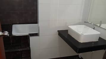 Superior Double Room with Balcony | Bathroom | Shower, free toiletries, towels