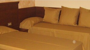 Chambre triple | Minibar, accès au Wi-Fi (inclus), literie fournie