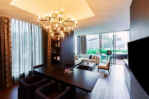 スイート　ホットタブ付　禁煙 | 羽毛の掛け布団、セーフティボックス (室内)、遮光カーテン、防音設備