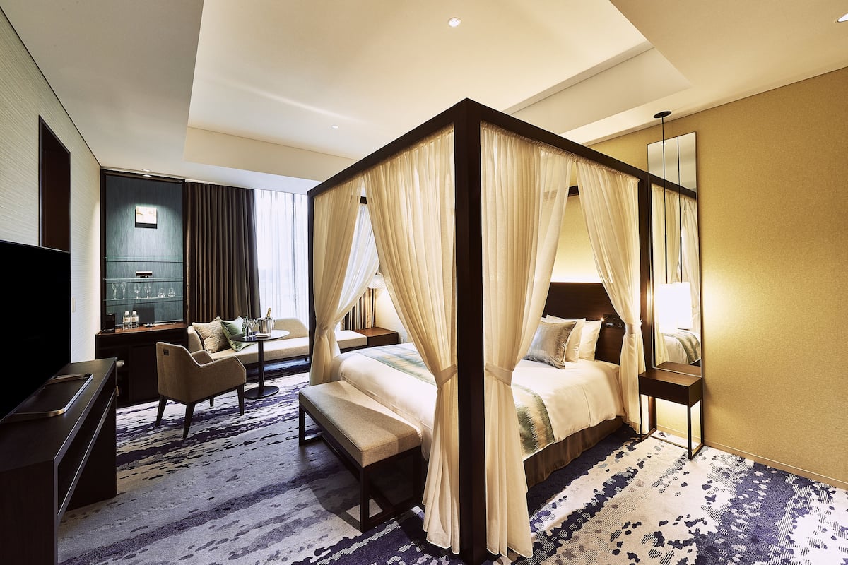 Large Double Room - Non-Smoking | Down comforters, in-room safe, blackout drapes, soundproofing