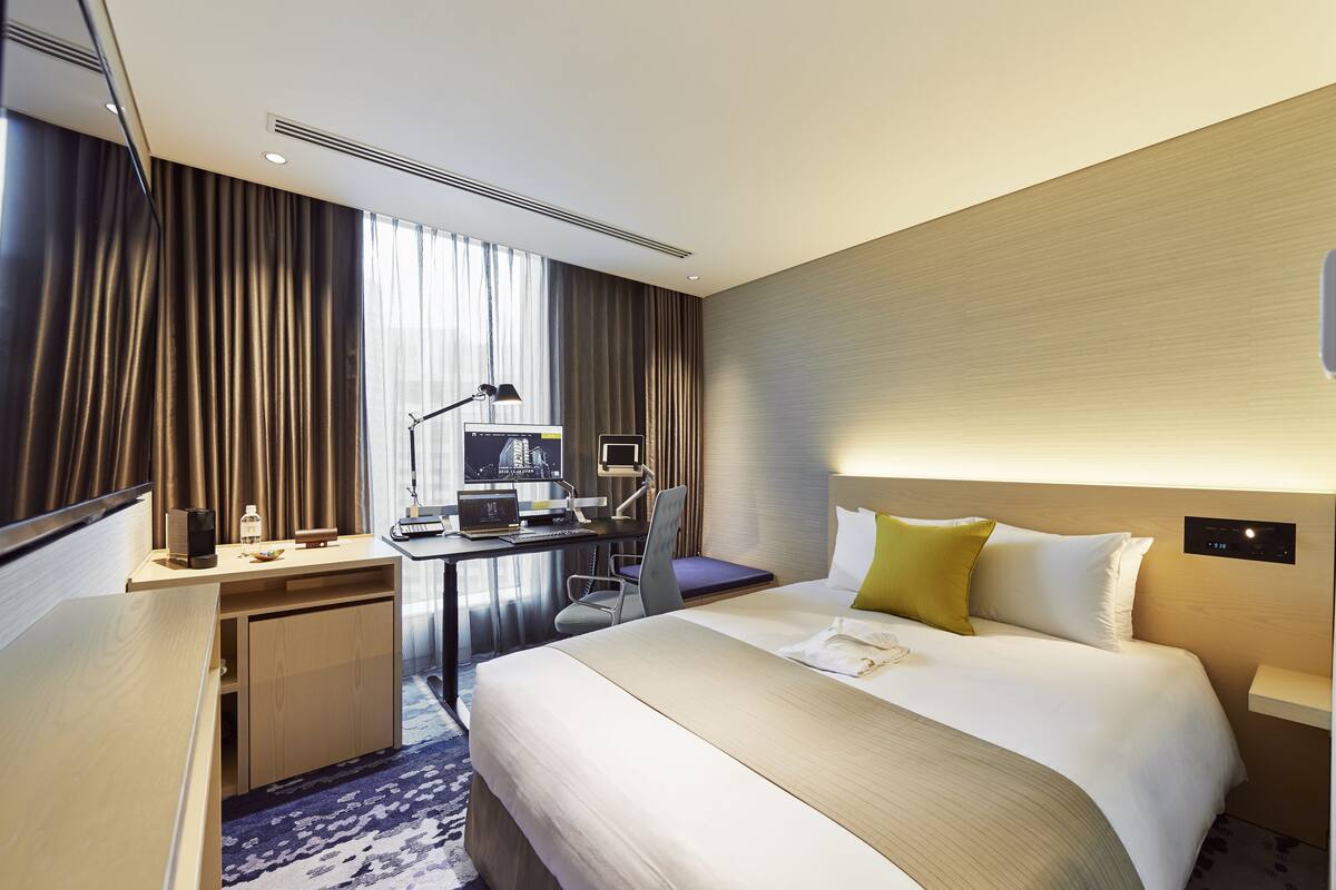 Down comforters, in-room safe, blackout drapes, soundproofing