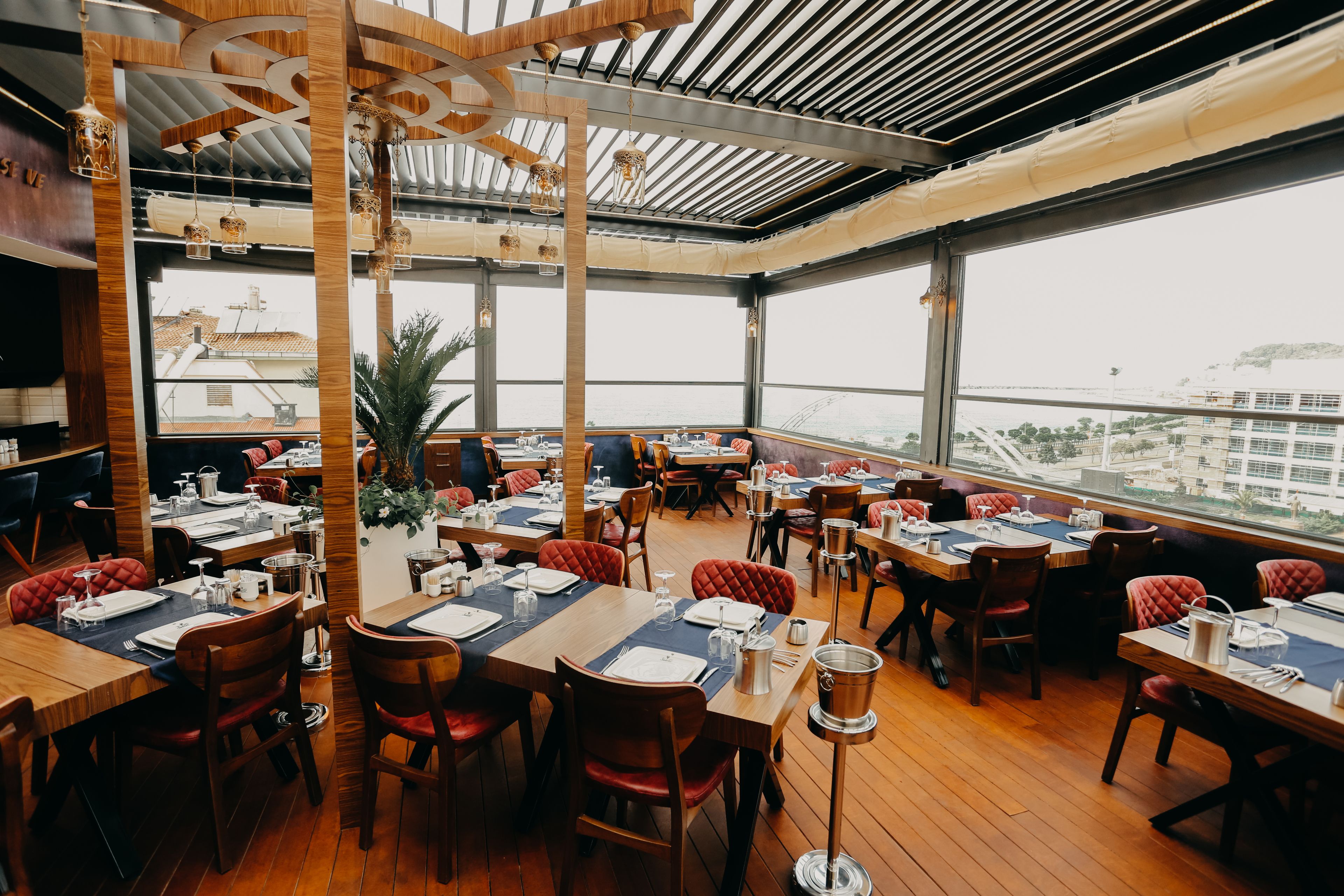 Petit déjeuner, déjeuner et dîner servis sur place