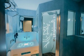 Doppel- oder Zweibettzimmer | Badezimmer | Dusche, kostenlose Toilettenartikel, Haartrockner, Hausschuhe