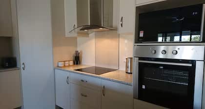 Palm Lakeside - Bowen, Whitsundays Wifi Netflix Private Cool Luxury
