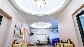 Coin salon dans le hall