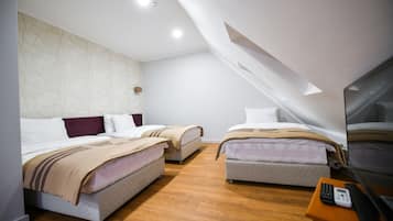 Habitación triple | Minibar, escritorio, insonorización y ropa de cama