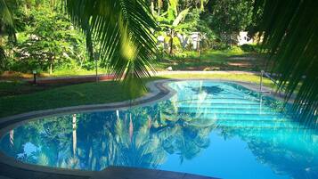 Hồ bơi ngoài trời, ghế dài tắm nắng