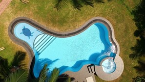 Piscina externa, espreguiçadeiras
