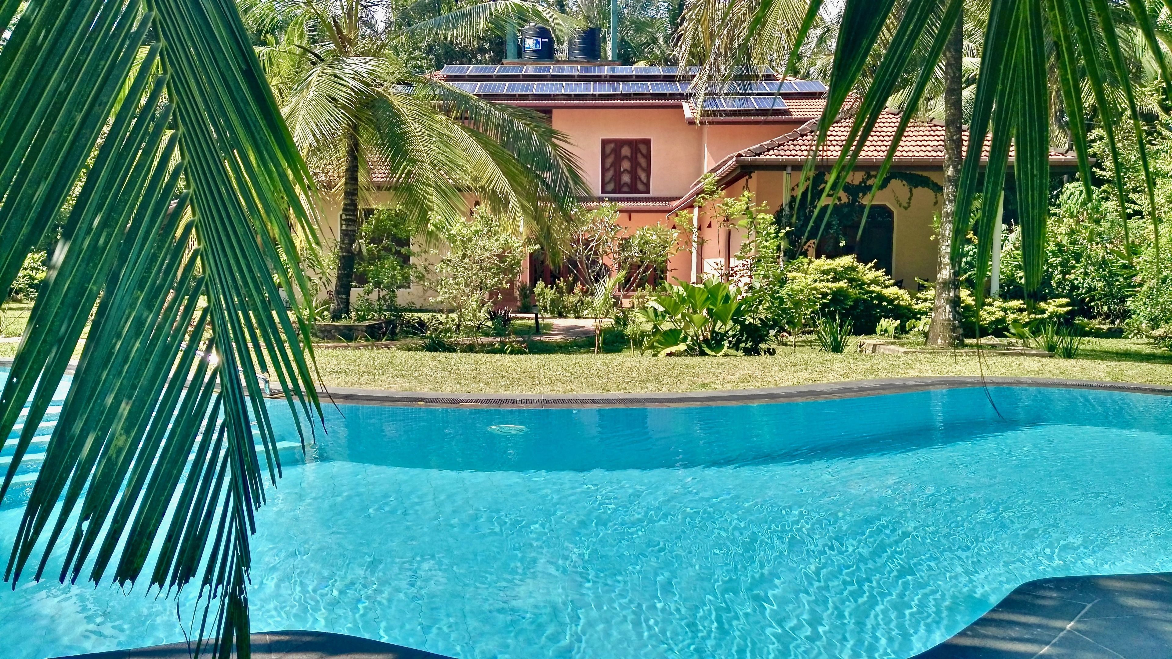 Een buitenzwembad en ligstoelen