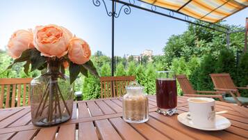 Enjoy a casual outdoor dining experience with a refreshing glass of iced tea and a cup of coffee.
