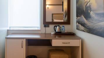 Standard-Doppelzimmer | Minibar, Zimmersafe, schallisolierte Zimmer, kostenloses WLAN