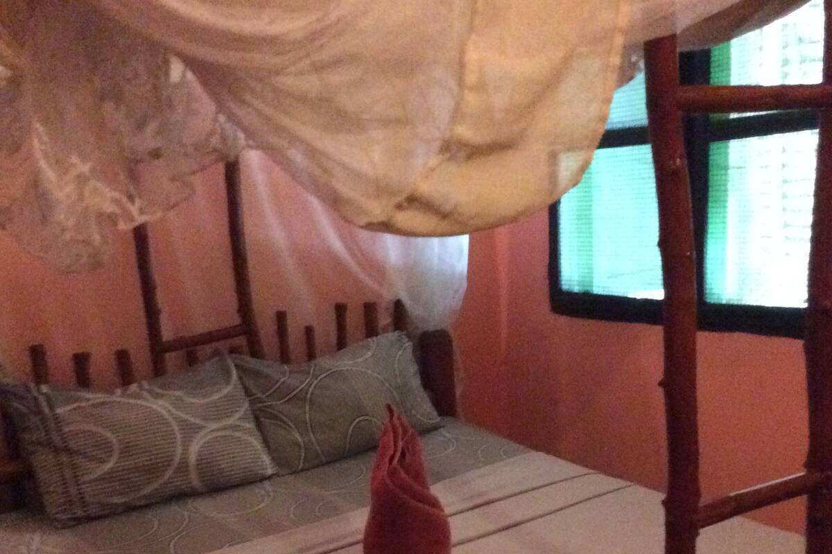 Bungalou bàsic, 1 llit de matrimoni, no fumadors | Cortines opaques, planxa i posts de planxar i decoració individual 