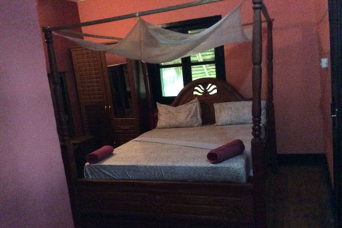 Bungalou bàsic, 1 llit de matrimoni, no fumadors | Cortines opaques, planxa i posts de planxar i decoració individual 