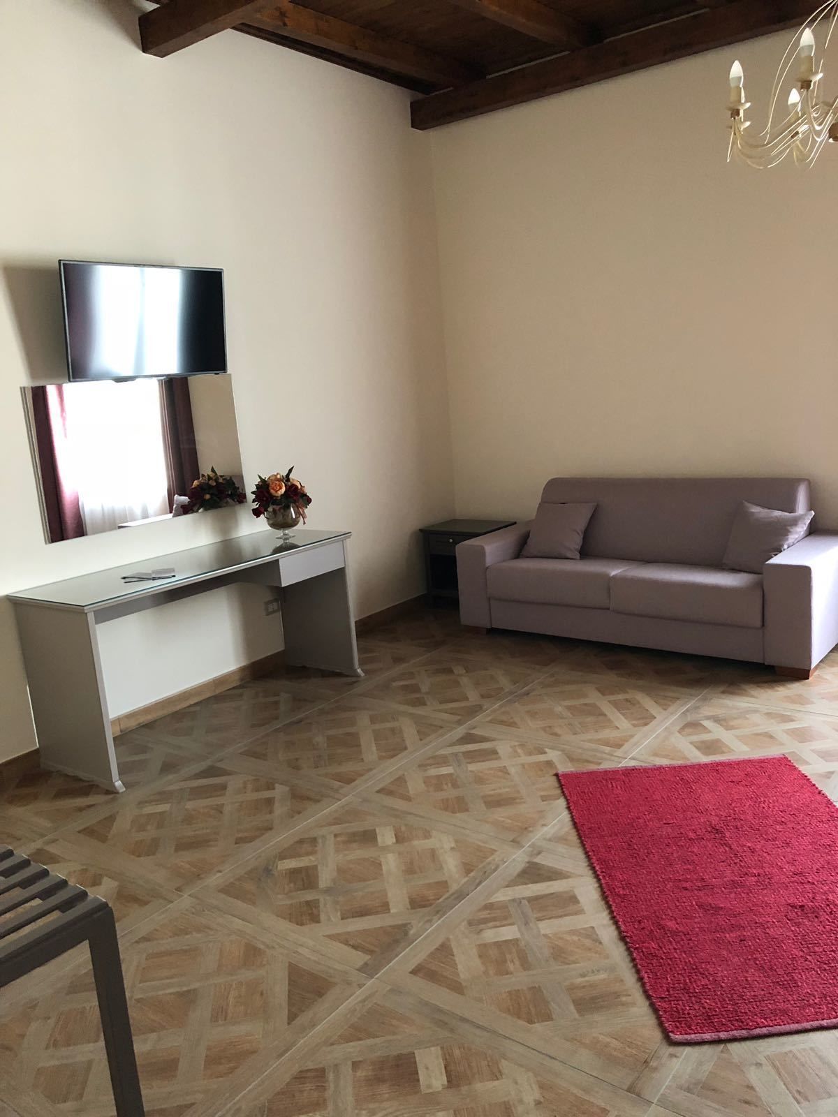 Habitación cuádruple, cocineta | Sala de estar | Televisión de pantalla plana 