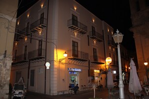 Majoituspaikan julkisivu illalla/yöllä