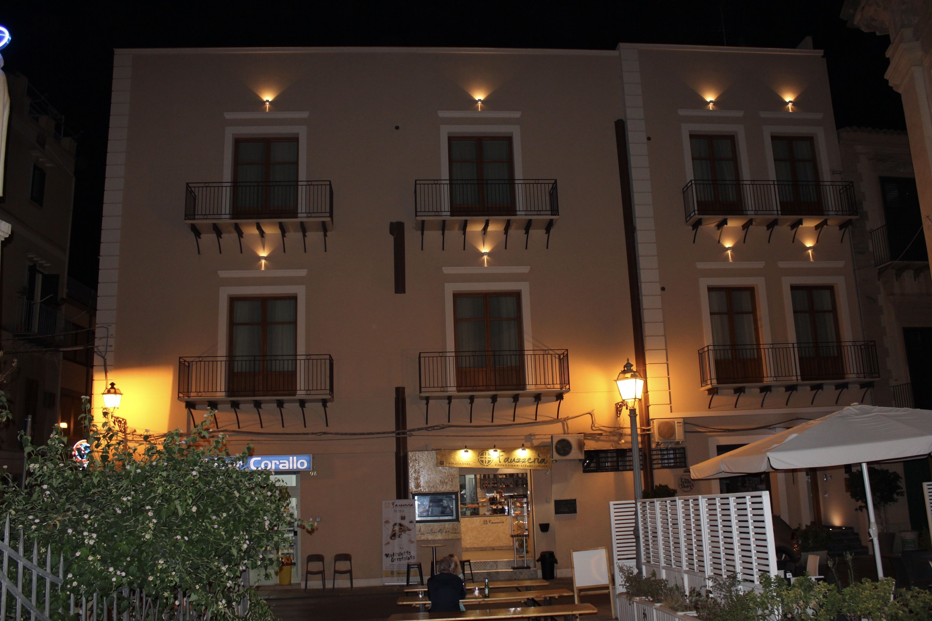 住宿正面 - 傍晚/夜晚