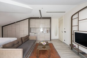 Deluxe Studio Suite, Multiple Beds, Kitchen | Egyptian cotton sheets, premium bedding, minibar, in-room safe - Upsuites Hotel (Istanbul)