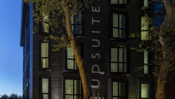 Fachada de la propiedad por la tarde o noche