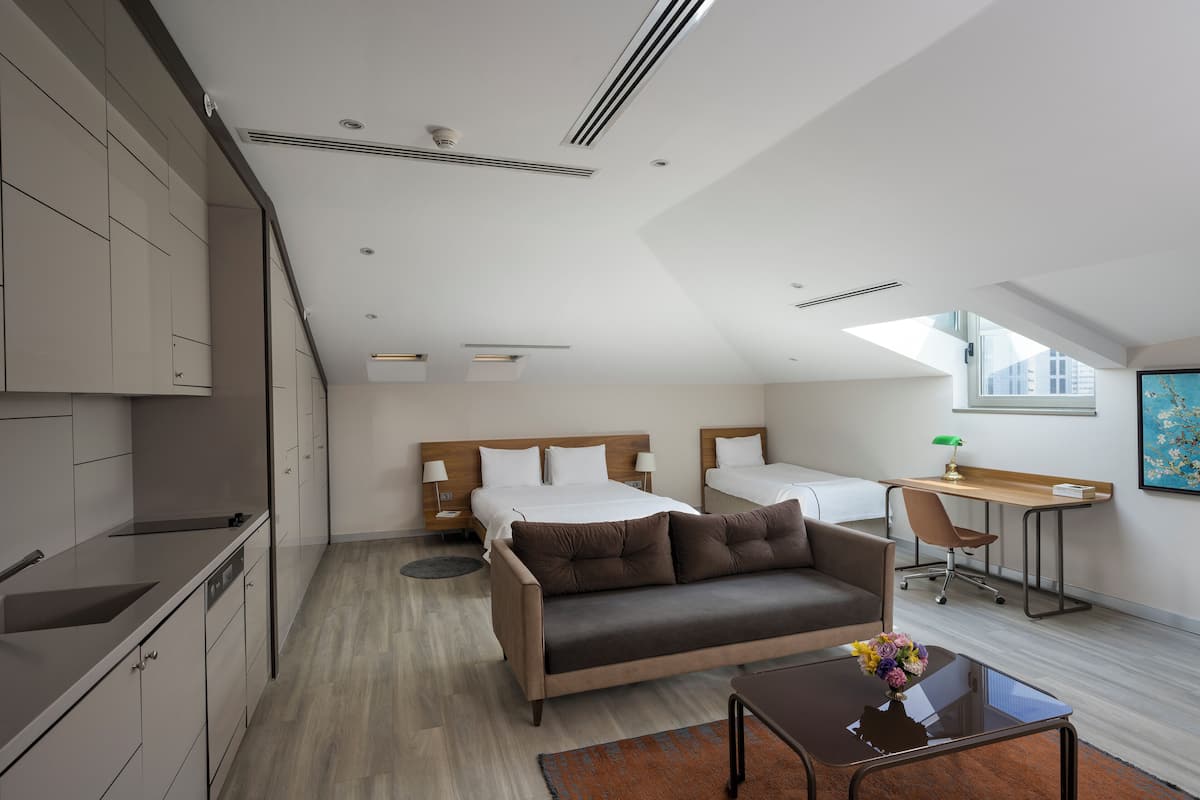 Deluxe Studio Suite, Multiple Beds, Kitchen | Egyptian cotton sheets, premium bedding, minibar, in-room safe