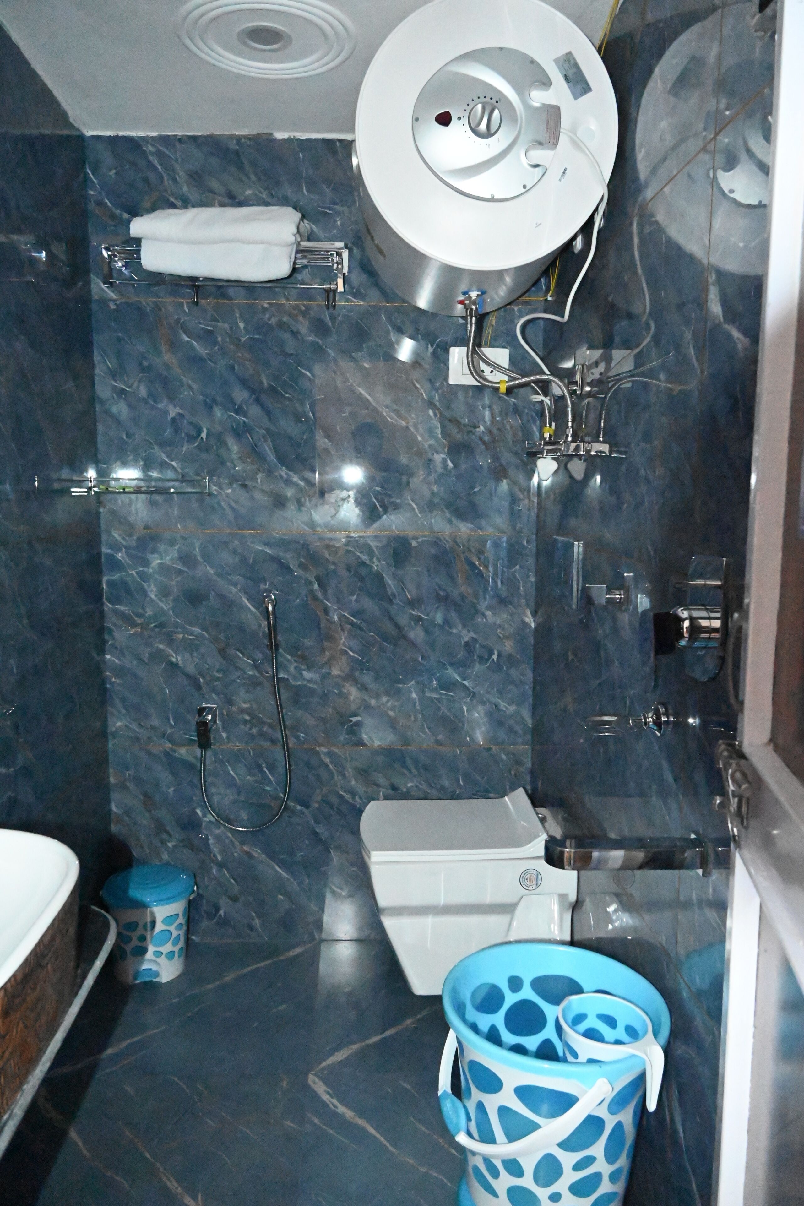 Superior Cottage, Multiple Beds, Non Smoking | Bathroom | Shower, free toiletries, hair dryer, slippers