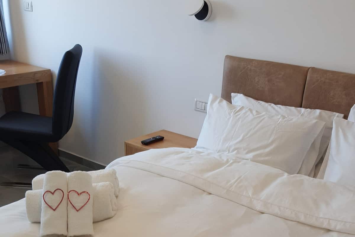 1 bedroom, Egyptian cotton sheets, premium bedding