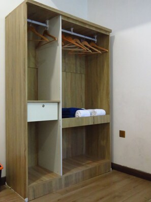 Kamar Double Standar | Lemari pakaian