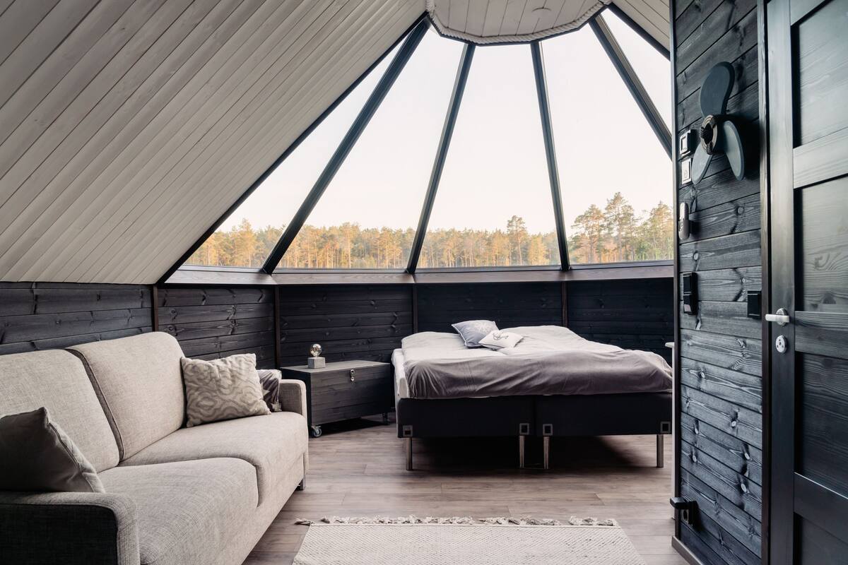 Luxury Cabin | Premium bedding, laptop workspace, WiFi (free), individually decorated