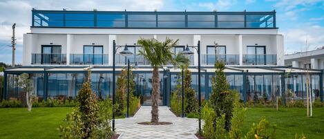 Vista frontal de la propiedad