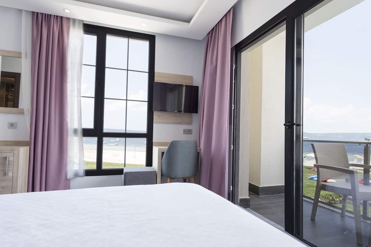 superior double or twin room | living area