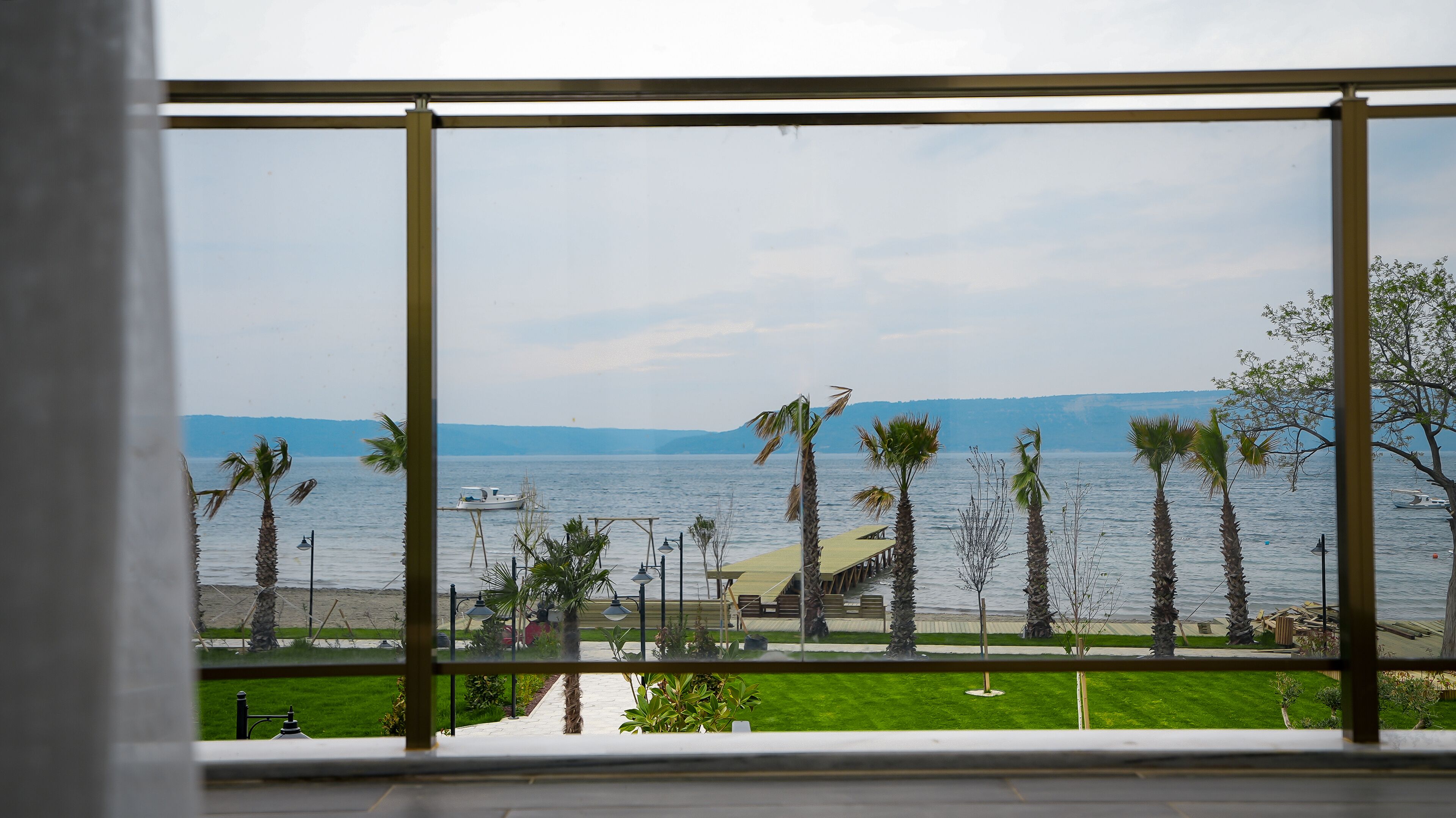 deluxe room | 1 bedroom, in-room safe, desk, soundproofing