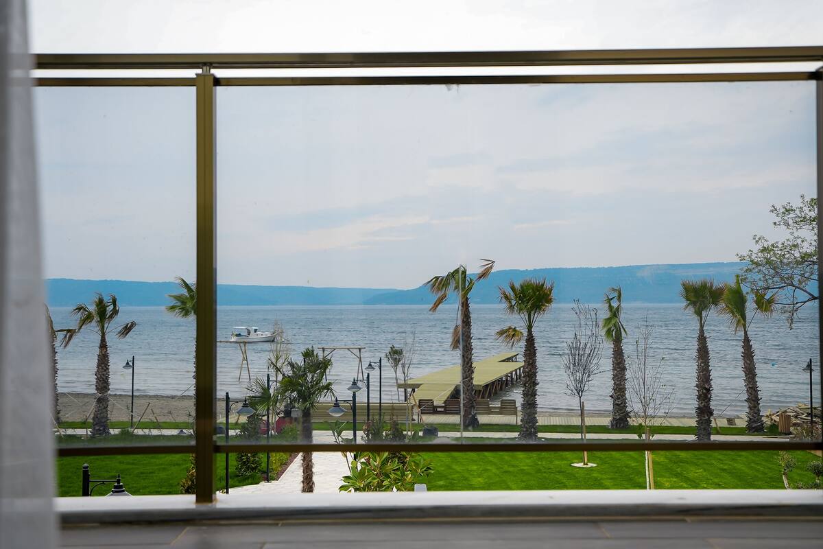 deluxe room | 1 bedroom, in-room safe, desk, soundproofing