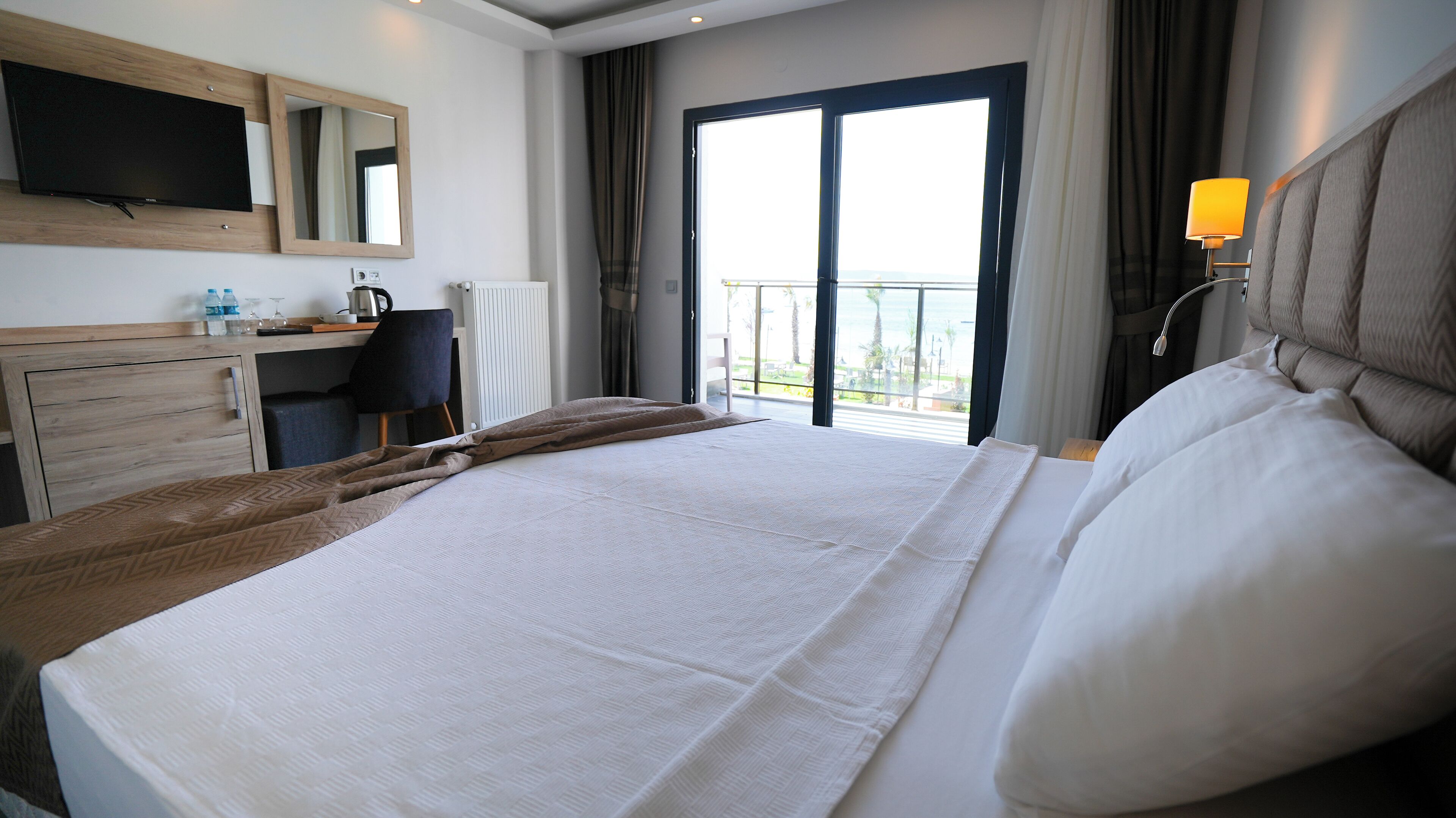 deluxe room | 1 bedroom, in-room safe, desk, soundproofing