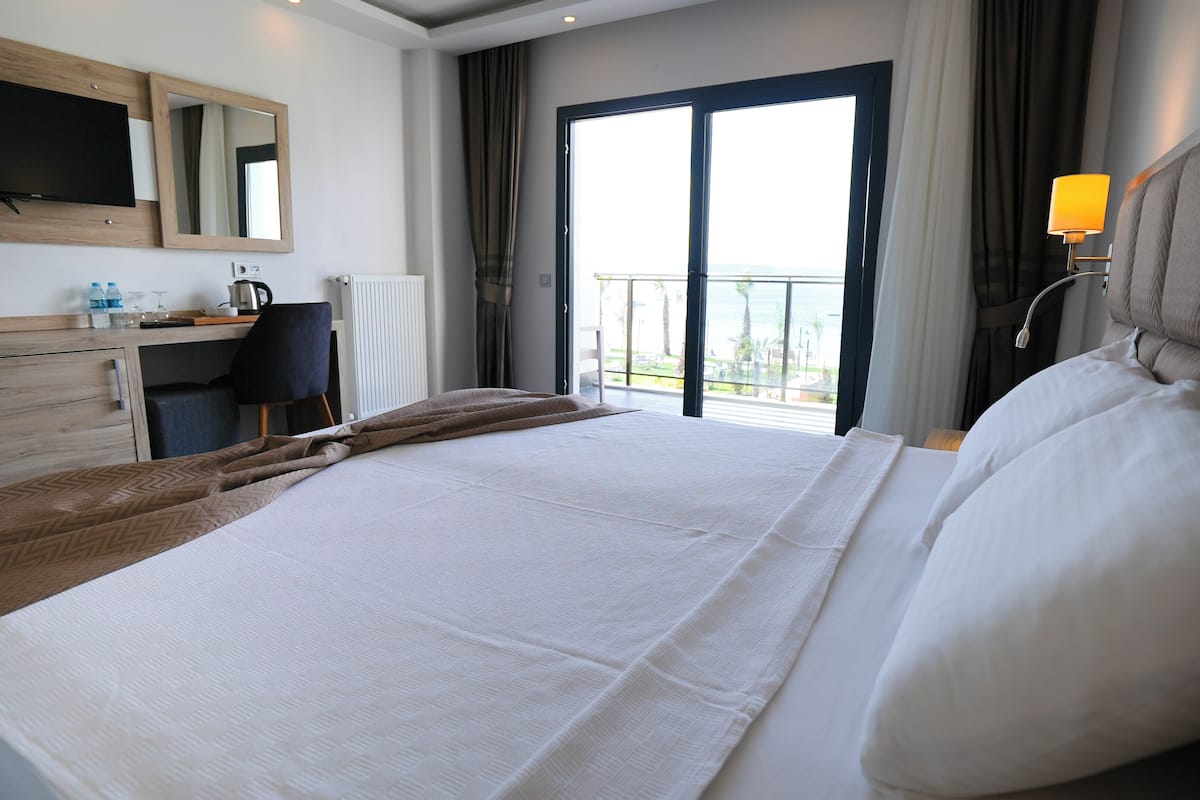 deluxe room | 1 bedroom, in-room safe, desk, soundproofing