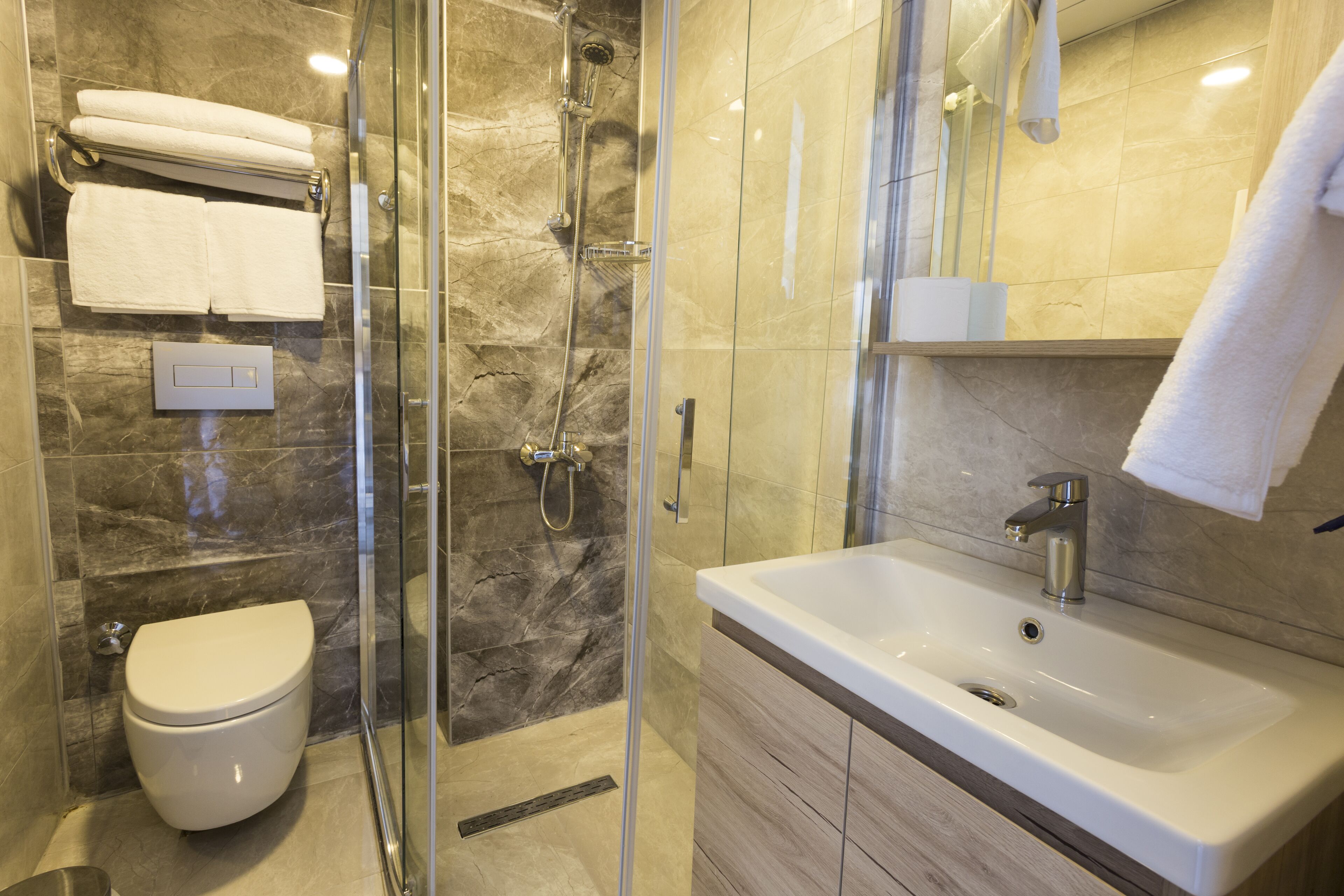 shower, hydromassage showerhead, free toiletries, hair dryer