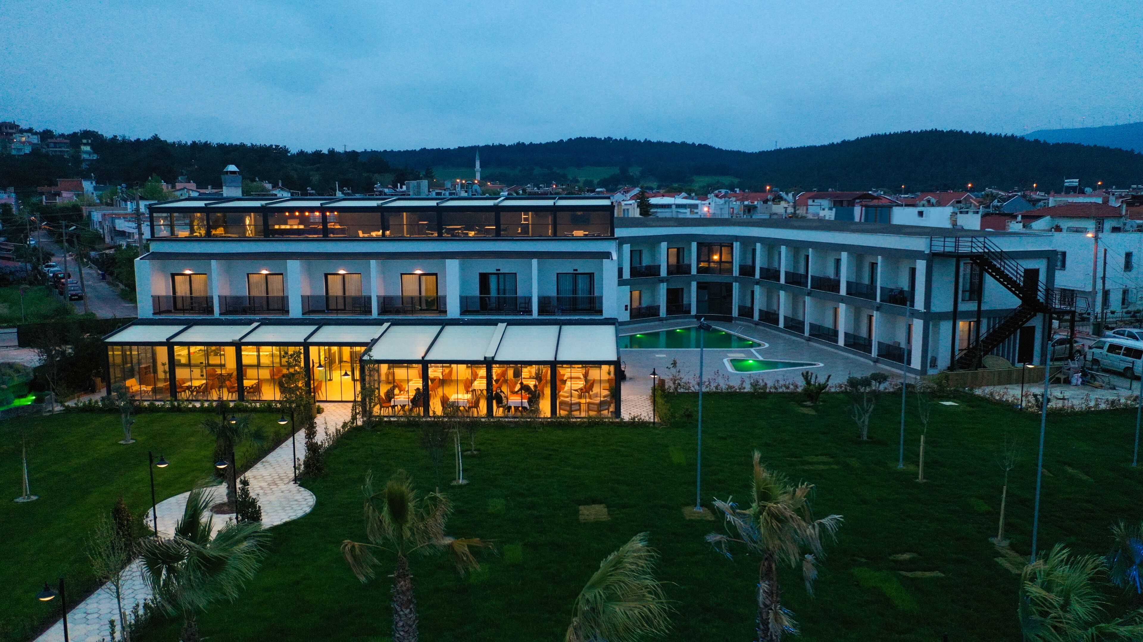 breakfast, lunch and dinner served