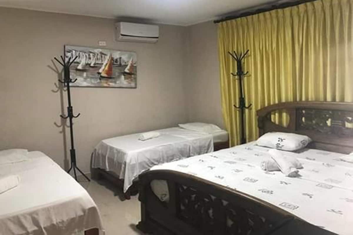 Habitación cuádruple, varias camas, con acceso para personas discapacitadas, para fumadores | Ropa de cama de alta calidad, edredón, wifi gratis y ropa de cama