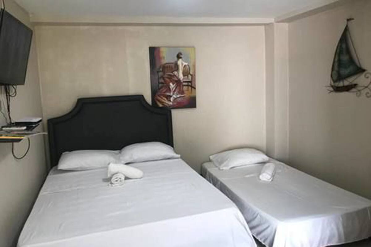 Habitación doble, varias camas, con acceso para personas discapacitadas, para fumadores | Ropa de cama de alta calidad, edredón, wifi gratis y ropa de cama