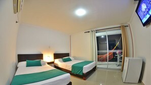 Habitación básica con 2 camas individuales
