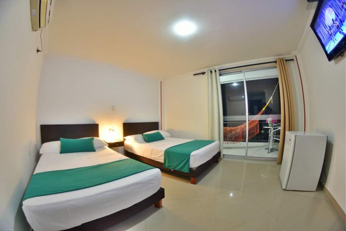 Basic Twin Room | Minibar, free WiFi, bed sheets