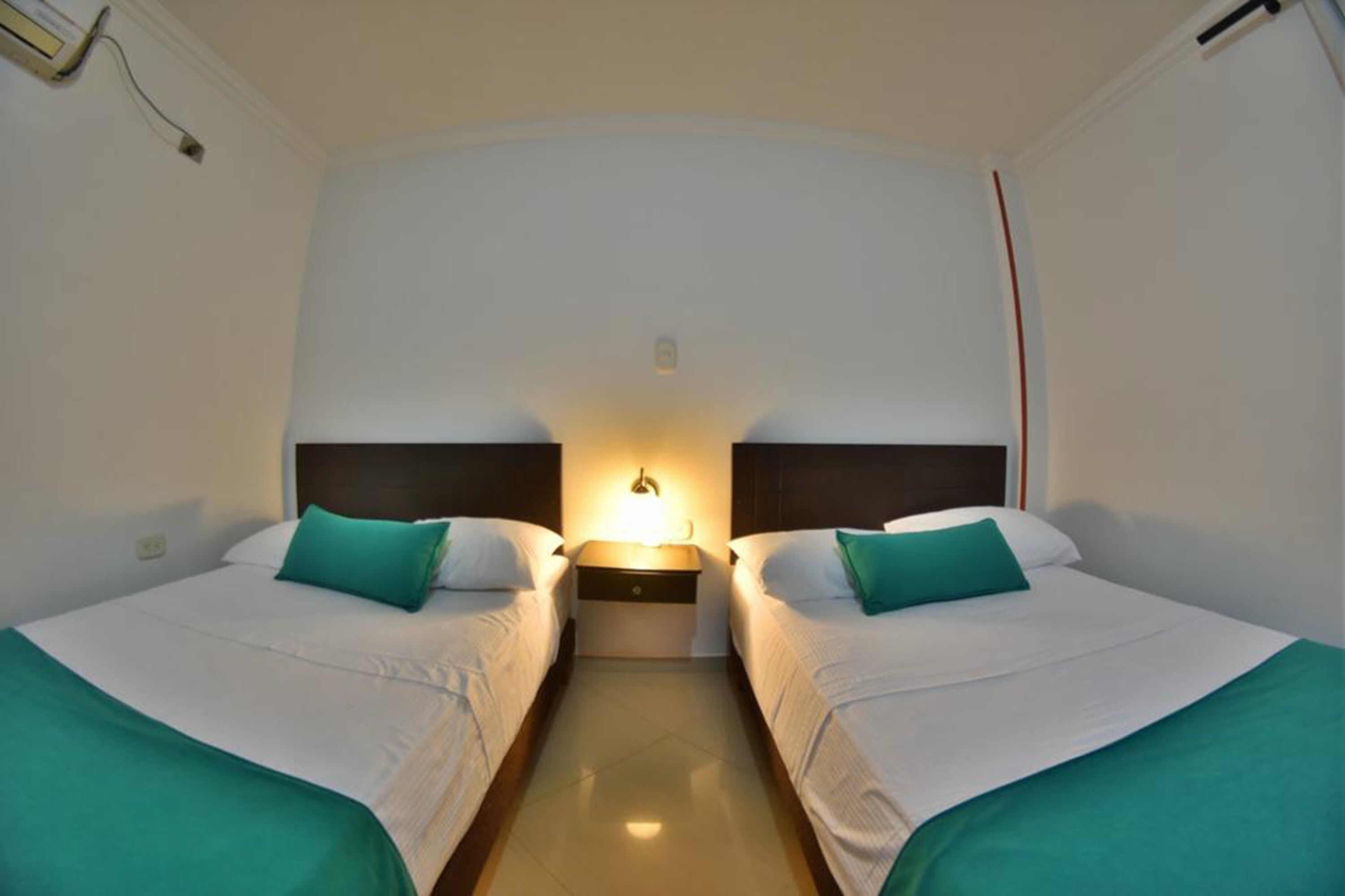 Basic Twin Room | Bar mini, Wi-fi percuma, cadar katil 