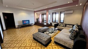 Family Room | In-room safe, desk, blackout drapes, soundproofing