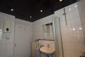 ห้องอีโคโนมีดับเบิล | ห้องน้ำ | ฝักบัว, ไดร์เป่าผม, ผ้าเช็ดตัว, กระดาษชำระ