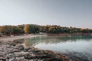 บนชายหาด, ทรายสีขาว, เก้าอี้อาบแดด, ร่มชายหาด