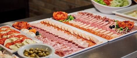 Un bufé con diversas carnes y verduras.