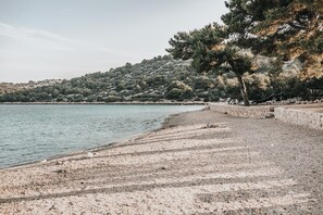 Ubicación a pie de playa, arena blanca, tumbonas y sombrillas