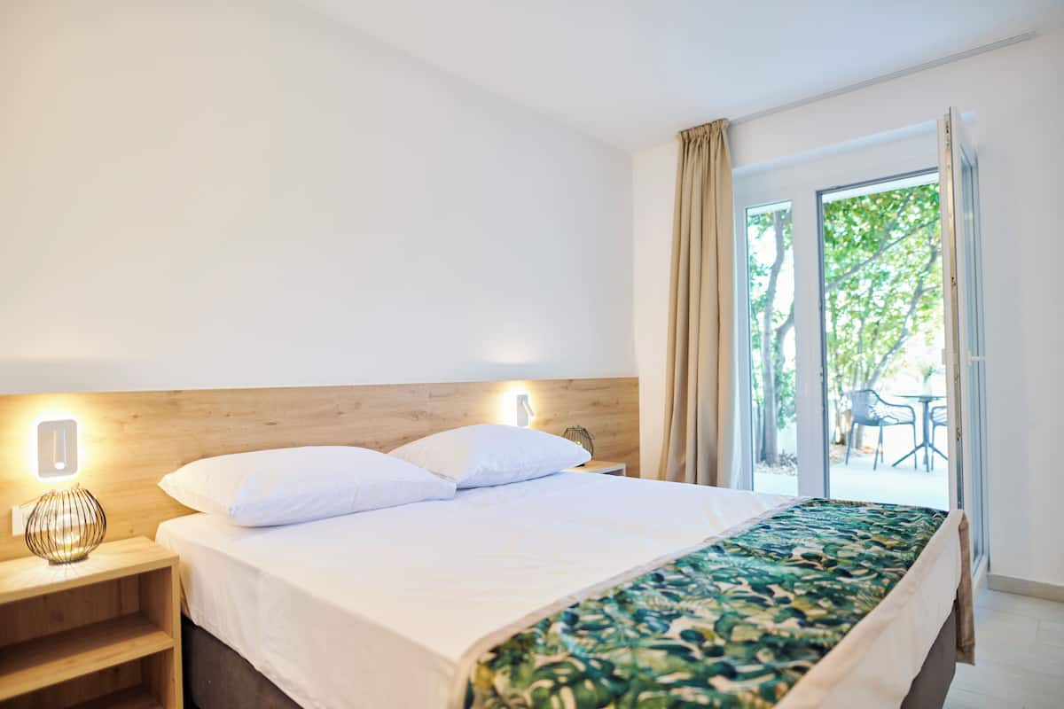 Minibar, bureau, chambres insonorisées, draps fournis