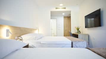 Triple Room with Balcony | Minibar, desk, soundproofing, bed sheets