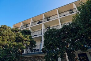 Un edificio de varios pisos con balcones y fachada de piedra.